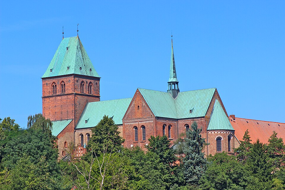File:Ratzeburger Dom im Sommer.JPG