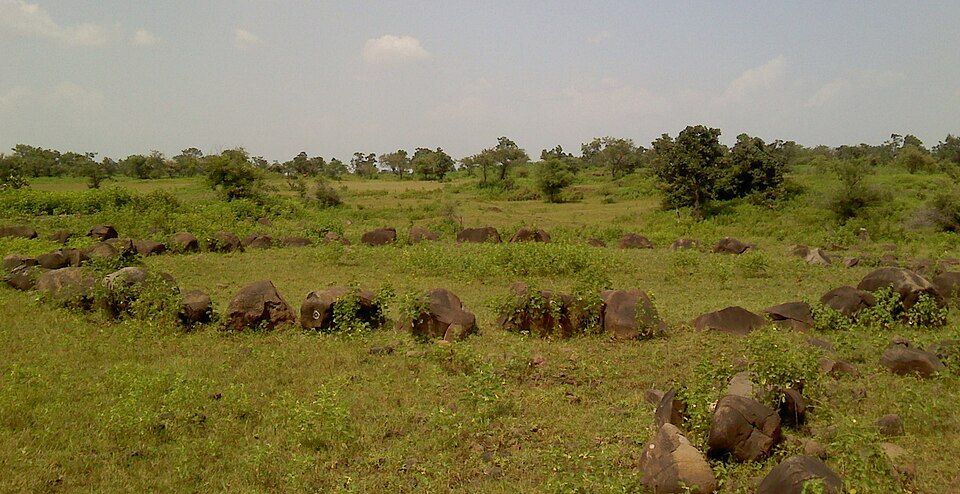 File:Stone circle at Junapani, Nagpur.jpg