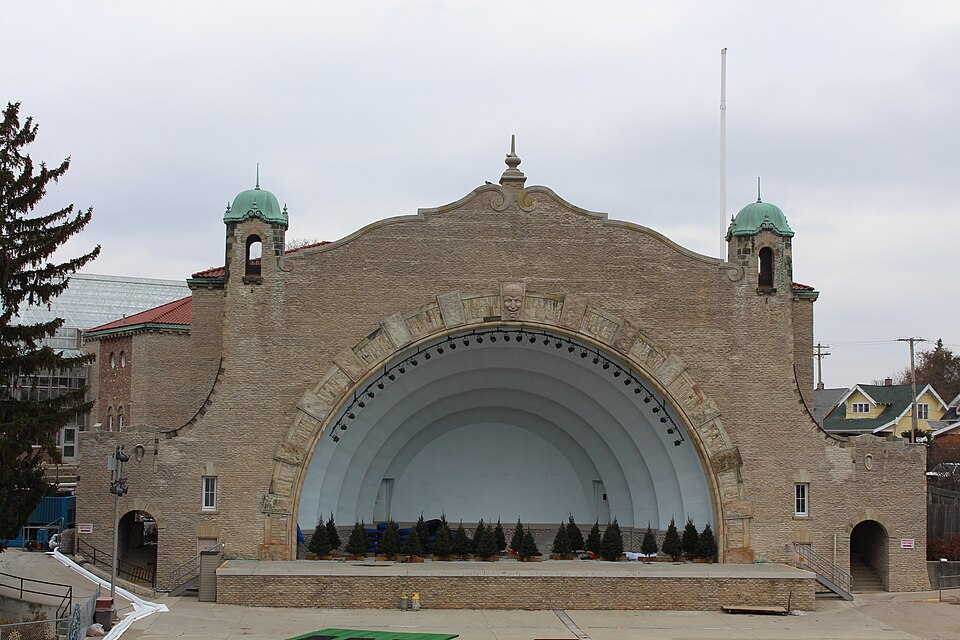 File:Toledo Zoo Amphitheater.jpg