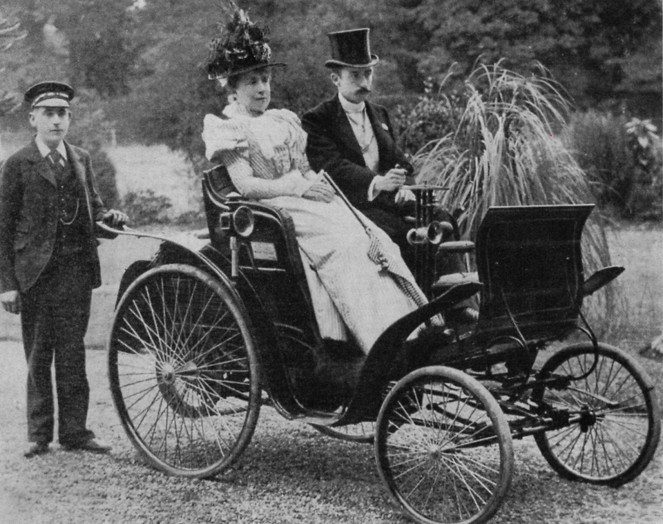 File:JohnColohanWithFirstWifeAndValet AndBenzVeloComfortableMotorcar OutsideHomeInBlackrockCountyDublin circa1898.png