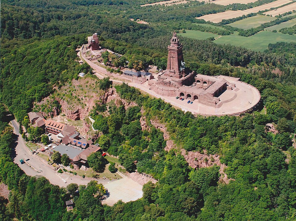File:Luftaufnahme von Burghof und Denkmal.jpg