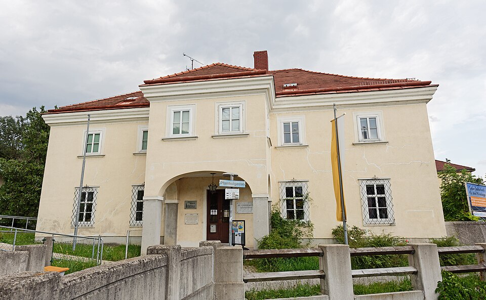 File:Pfarrhof 7951 in A-3002 Purkersdorf.jpg