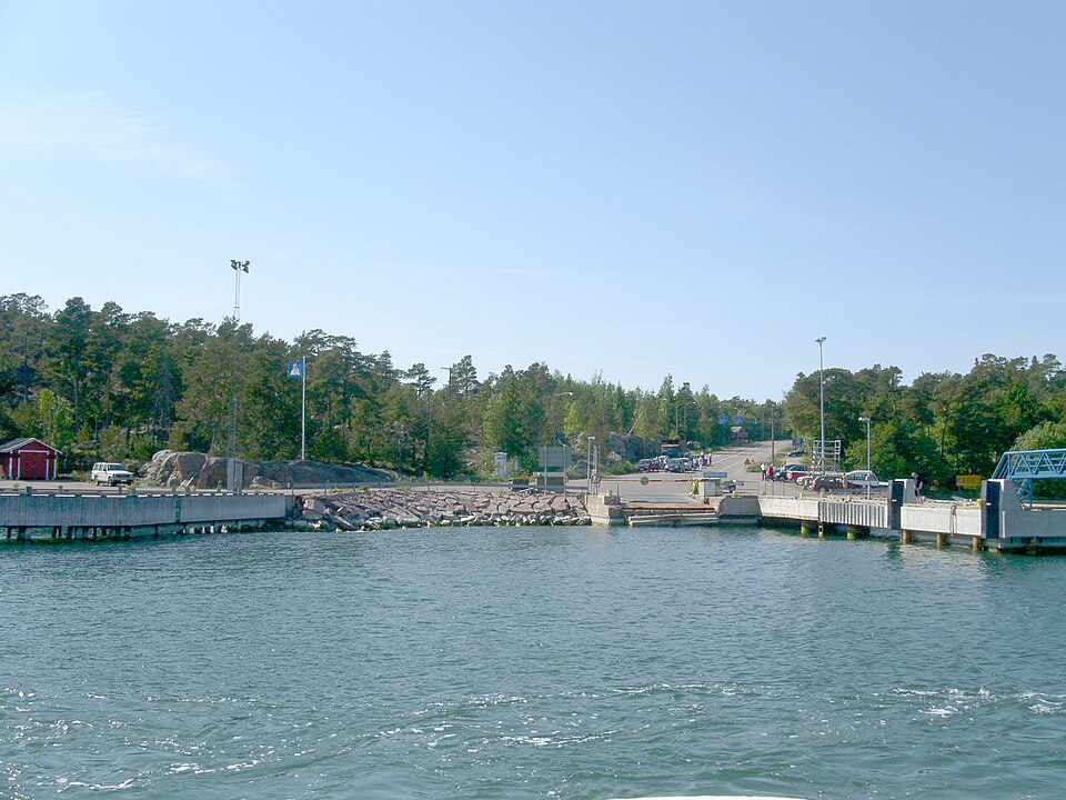 File:Färjfäste,Vårdö.JPG