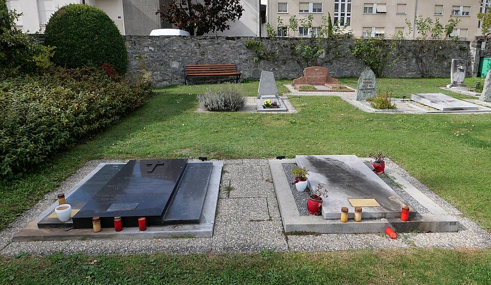 File:FormerGravesMockickiBobkowski-CimetiereDeVersoix RomanDeckert03102024.jpg