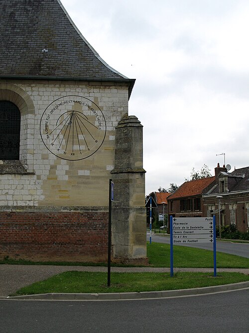 File:Sains-en-Amiénois église (cadran solaire).jpg
