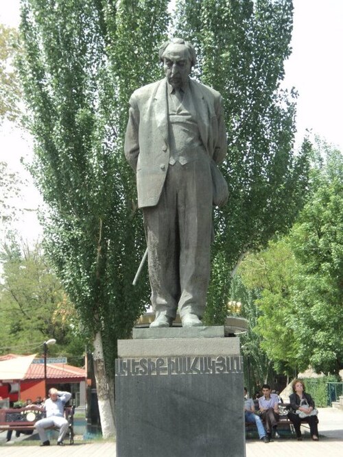 File:Հուշարձան` Ավետիք Իսահակյանի.jpg