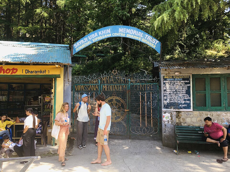 File:Dharamshala Vipassana meditatsooni keskuse sissepääs.jpg