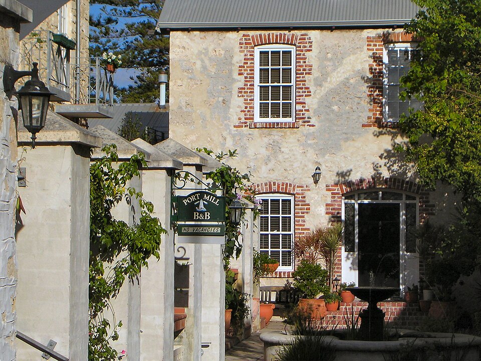 File:Fremantle Essex Street.jpg