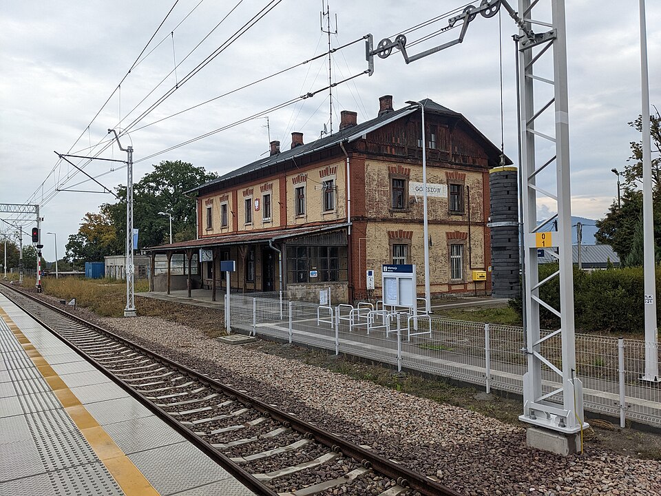 File:Goleszów train station (2).jpg