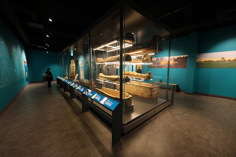 File:Mummy room liverpool world museum.JPG