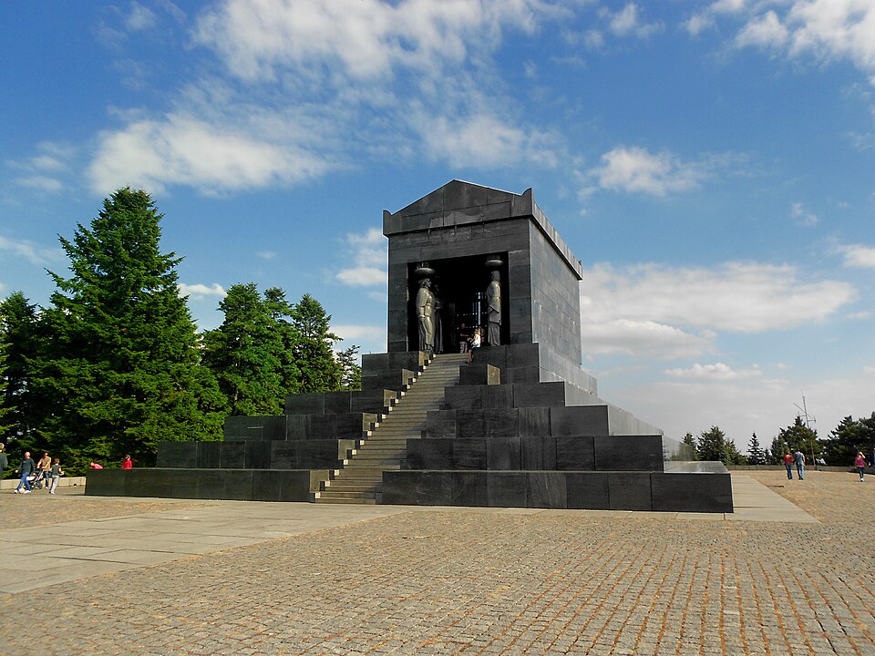 File:Spomenik neznanom junaku, Avala, Beograd.JPG