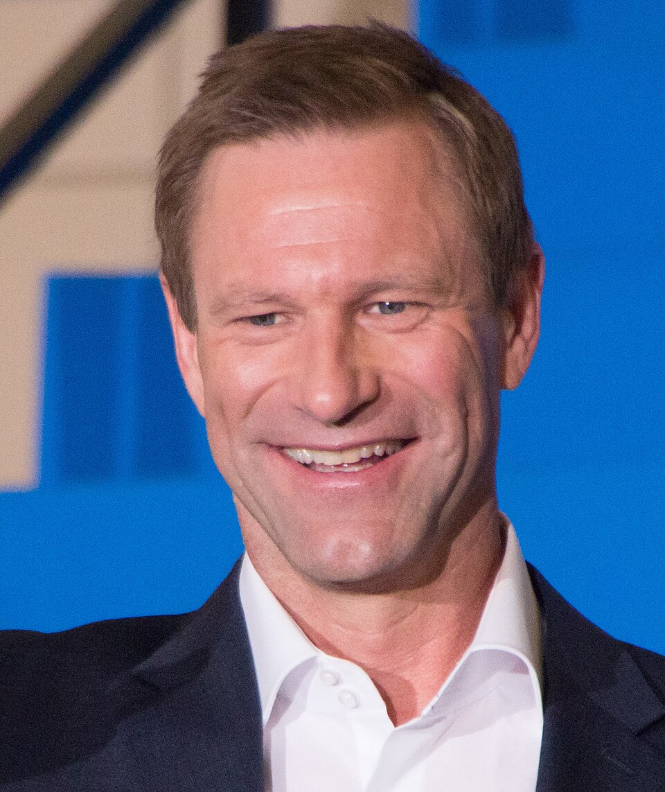 File:Aaron Eckhart (29830286295) (May2021 crop).jpg