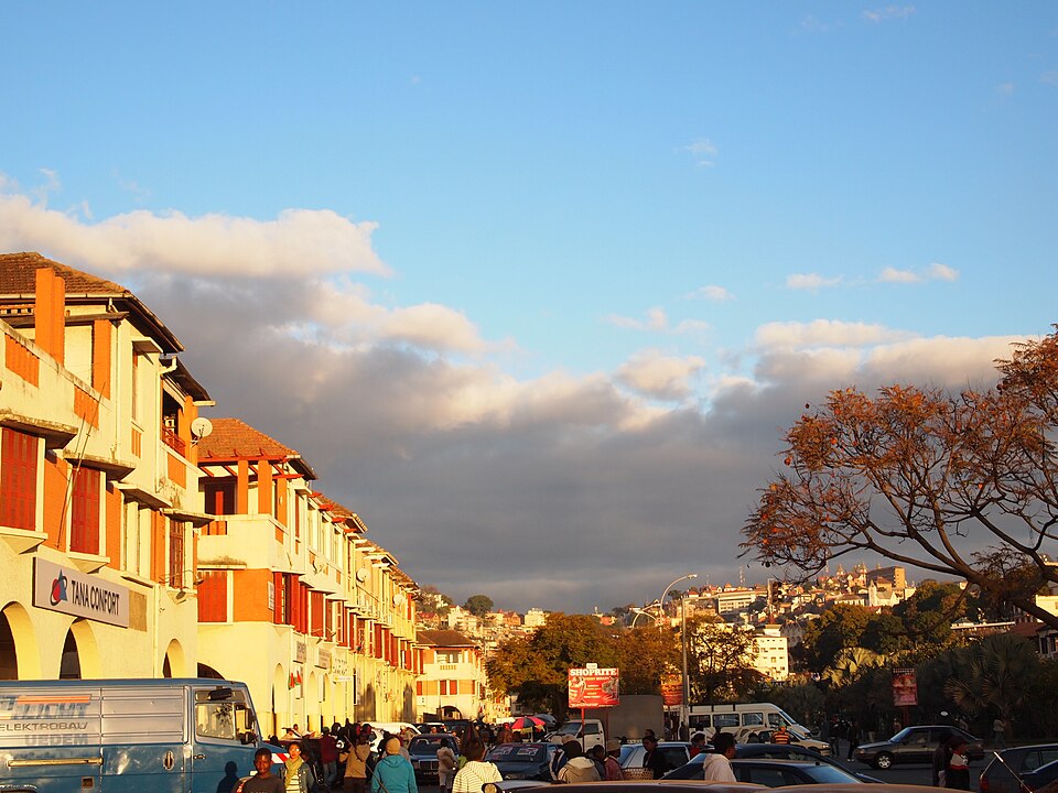 File:Avenue de l'Independence Antananarivo Madagascar.JPG