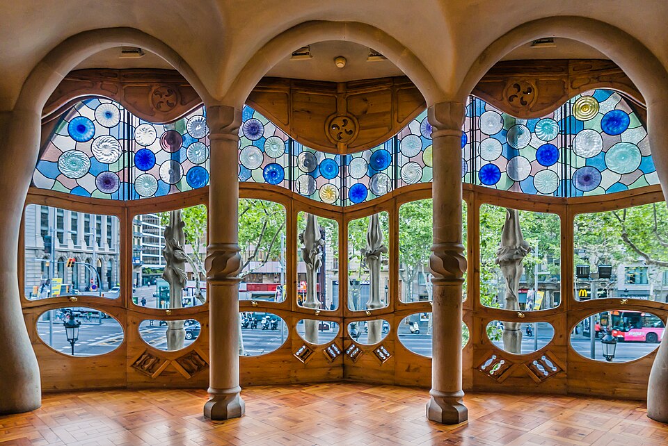 File:CasaBatlló NobleFloor saloon stainedglass.jpg