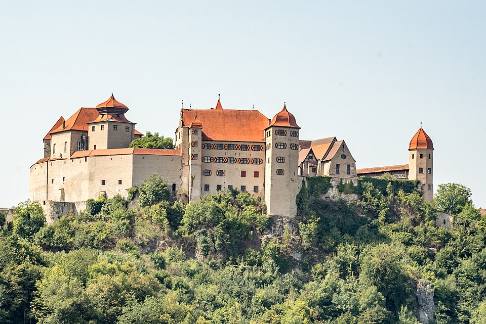 File:Harburg in Schwaben, Burg 20170826 001.jpg