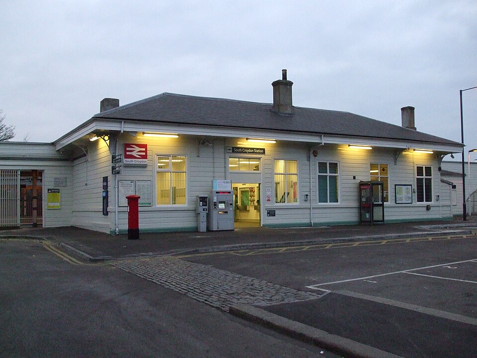 File:South Croydon stn building.JPG