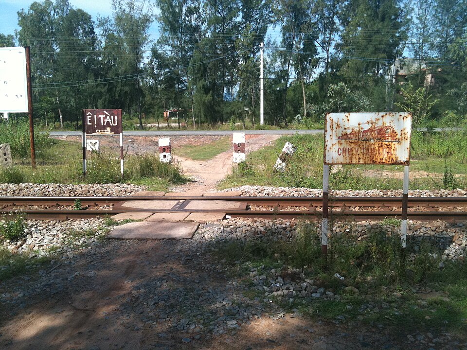 File:Unprotected level crossing Da Nang.JPG
