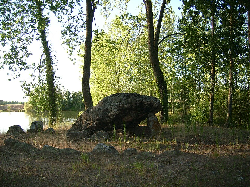 File:Dolmen de la Pierre Levée.JPG