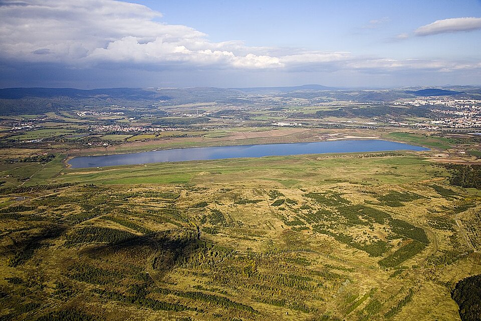 File:Lake Milada.jpg