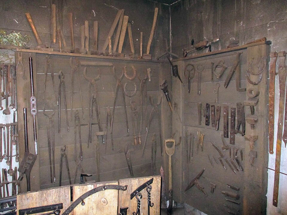 File:Turaidas muižas kalves darbarīki.jpg