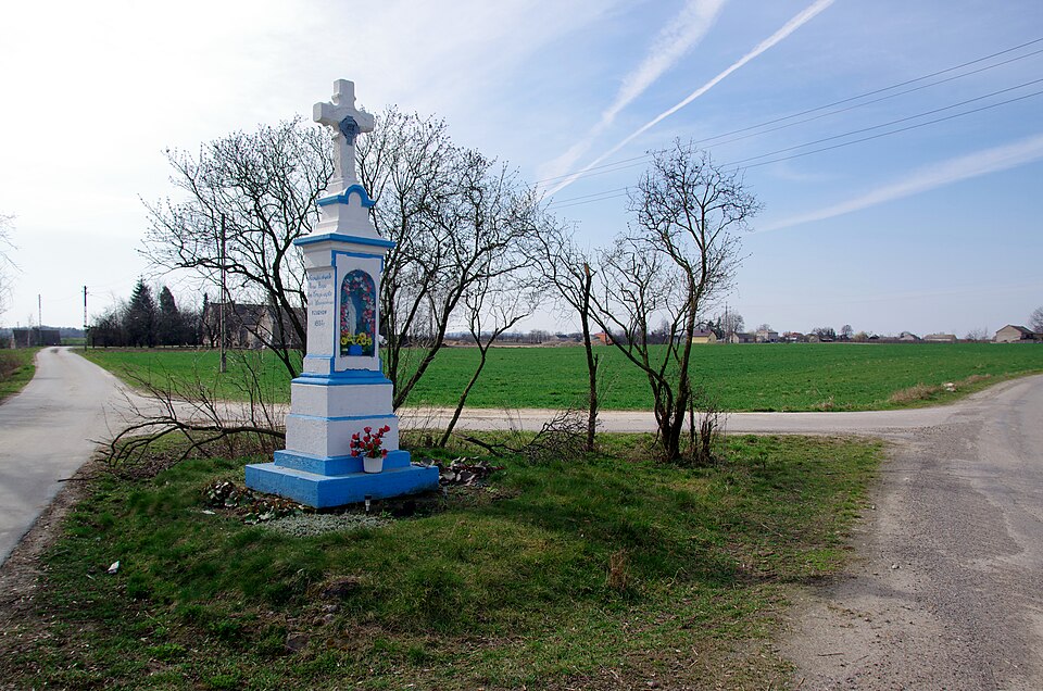 File:20140322 Rzuchow krzyz przydrozny 0705.jpg