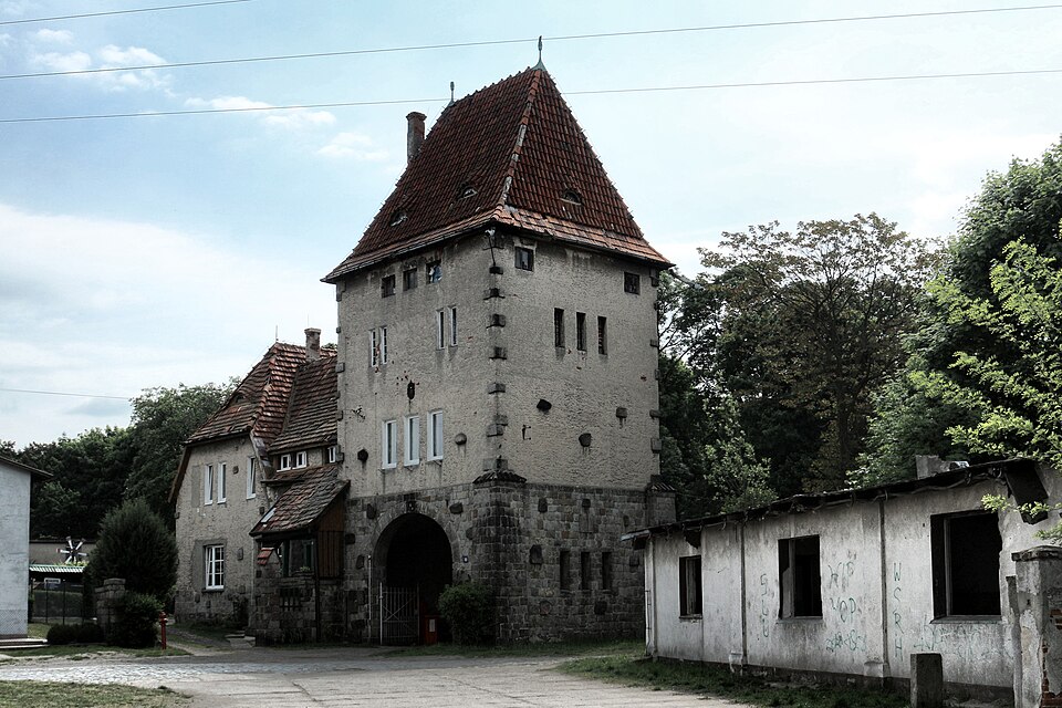 File:20150518 wyszanow cf2 brama palac-alx-pp.jpg