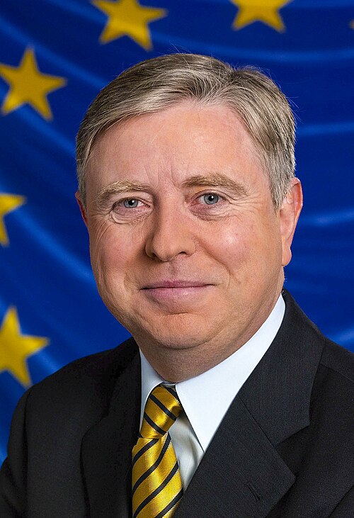 File:Cox Portrait 2002.jpg