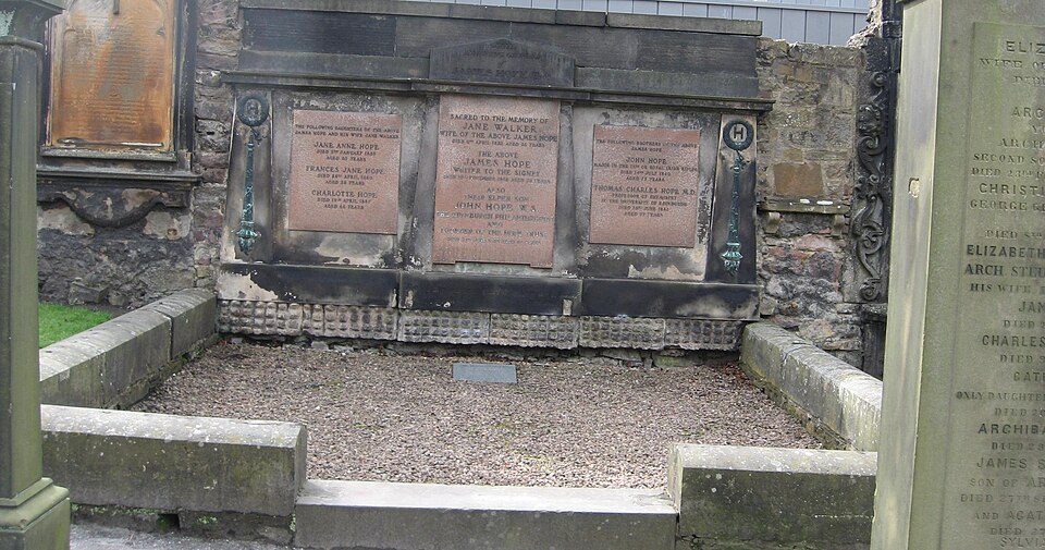 File:Hope Family Tomb in Greyfriars Kirkyard.jpg
