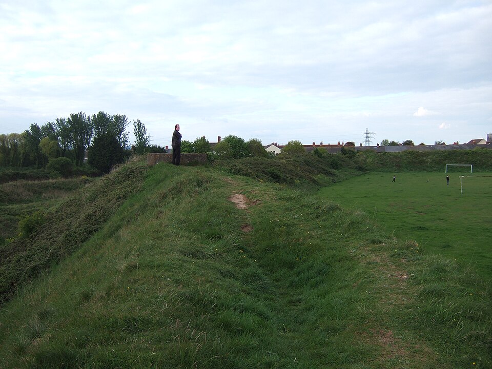 File:Iron age hillfort, Sudbrook.jpg