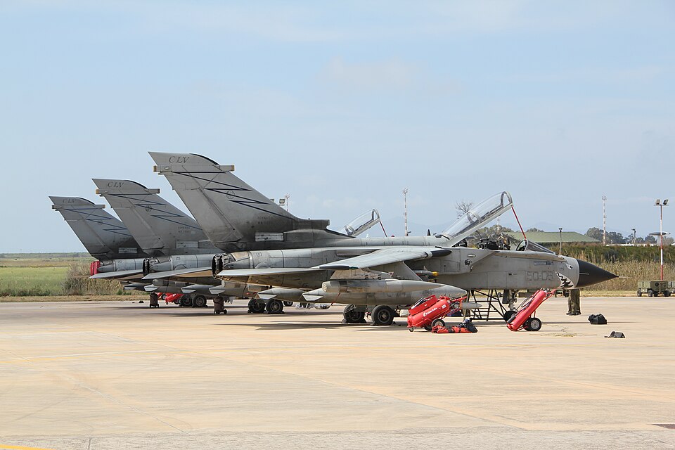 File:Line-up of Tornados at Trapani.jpg