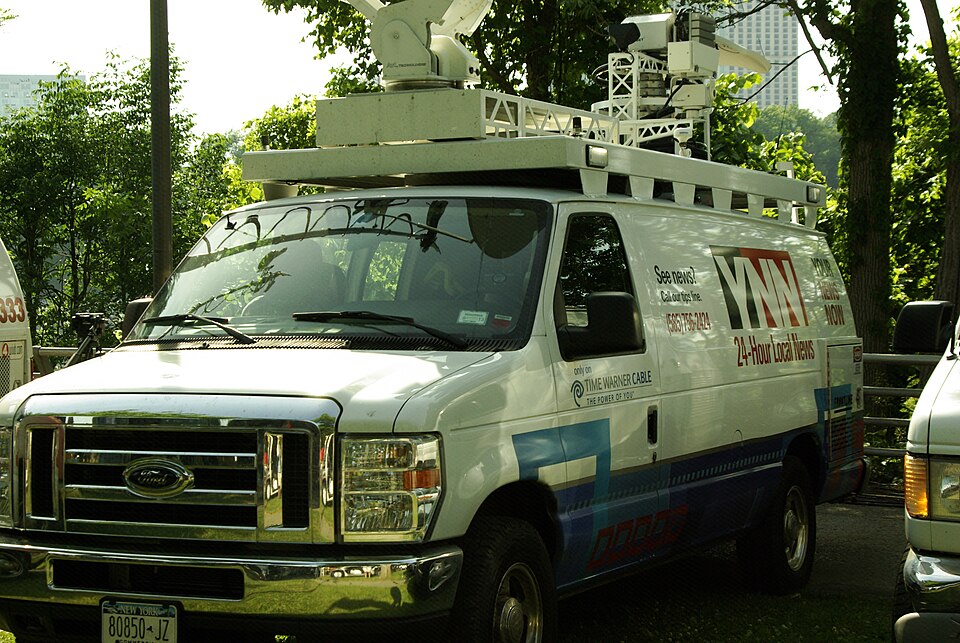 File:YNN Buffalo news vehicle.jpg