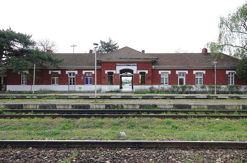File:Drăgănești Prahova train station.05.jpg