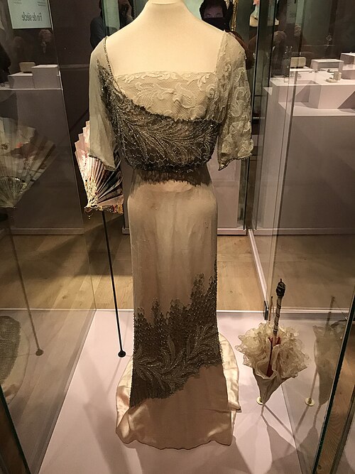 File:Evening dress V.V. Karakhan and parasol.jpg
