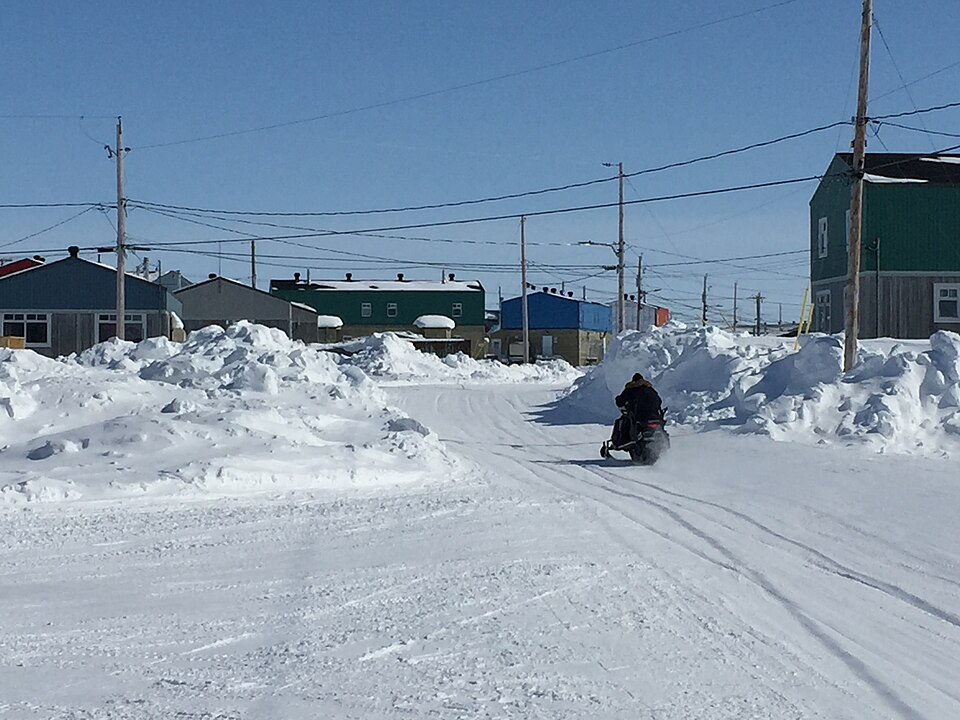 File:Puvirnituq-2018-04-14-Vue d'une rue du village-IMG 3162.jpg