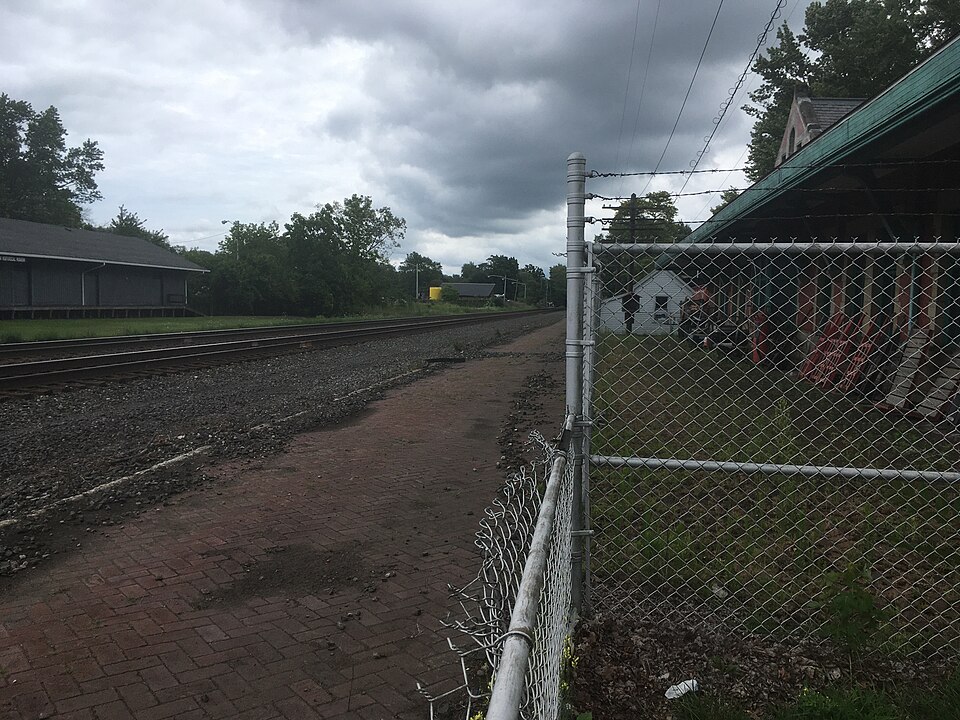 File:Conneaut station platform.jpg
