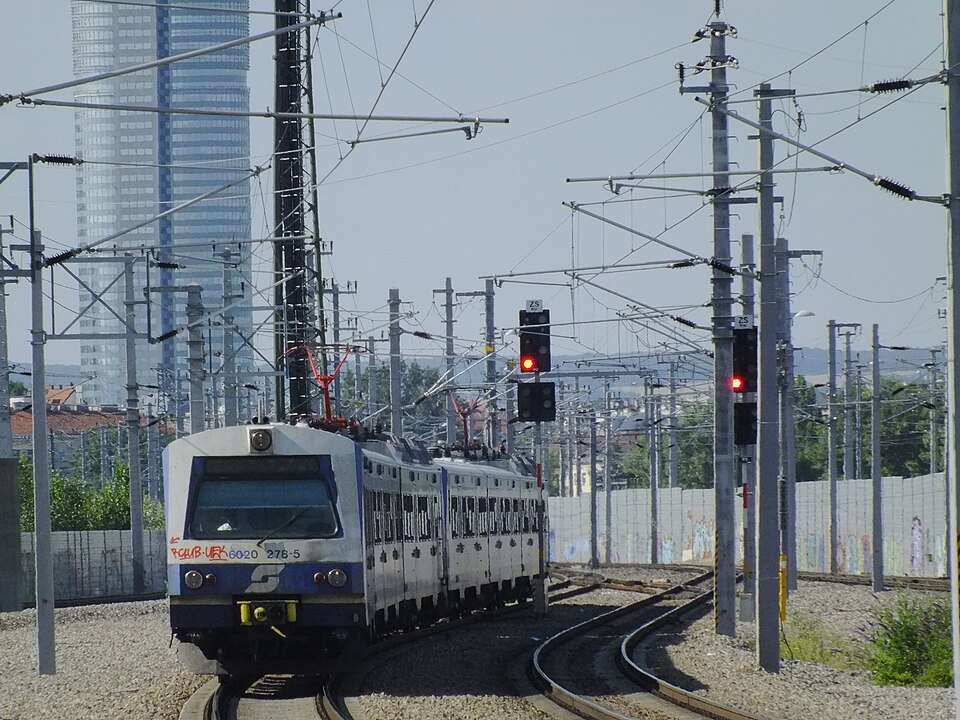 File:S1 approaching Praternstern.jpg