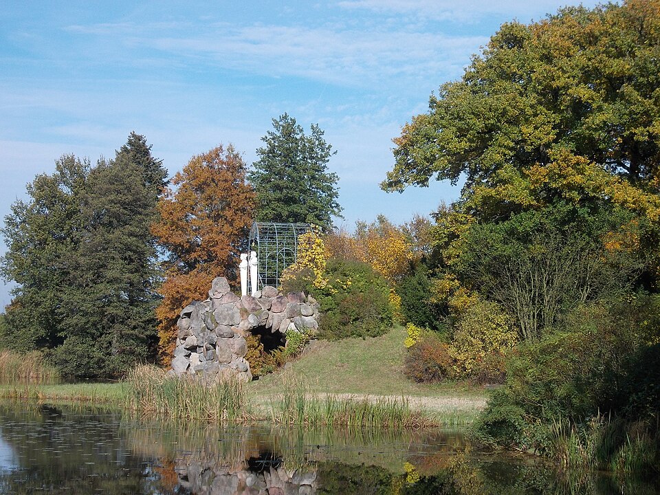 File:WörlitzAmaliengrotte.JPG