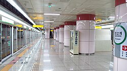 Full-height platform screen doors at Bangogae Station (Daegu Subway Line 2)