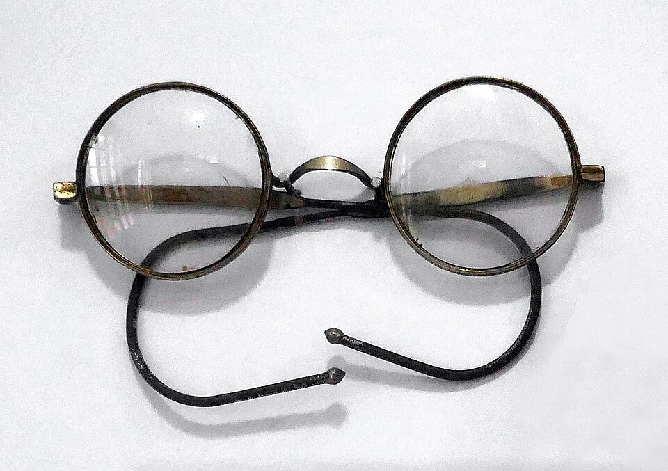 File:Lunettes de Gandhi-National Gandhi Museum (2).jpg