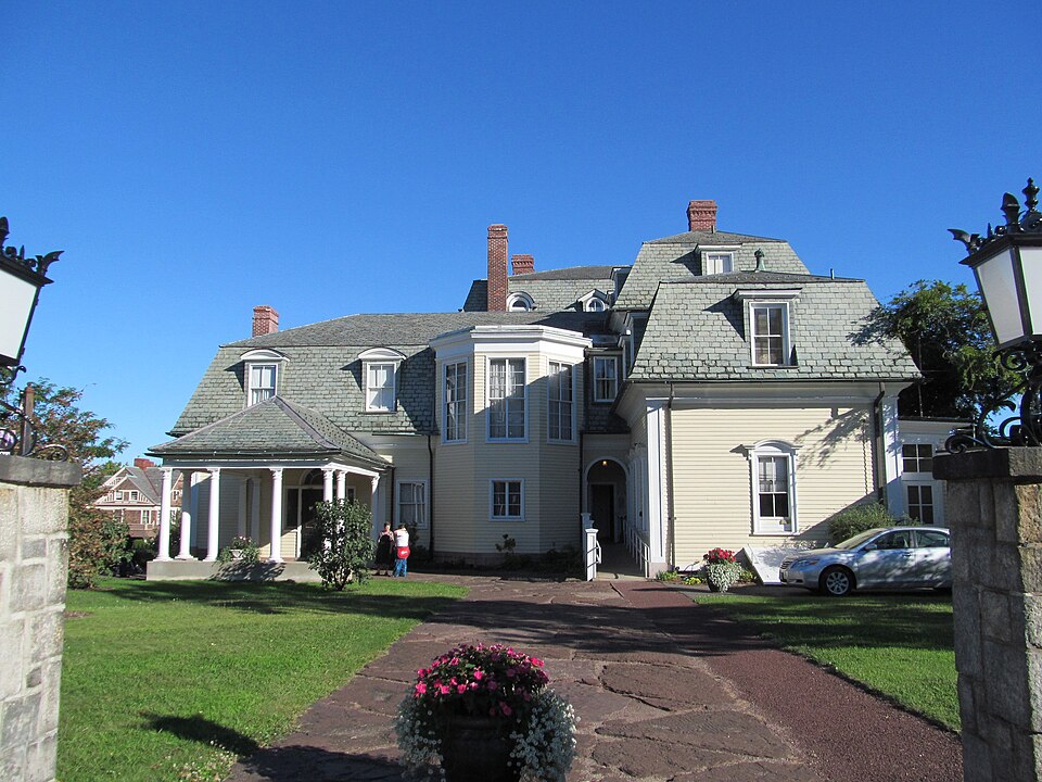 File:Wistariahurst, Holyoke MA.jpg