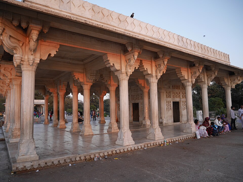 File:Ana Sagar pavilion columns 2016.jpg