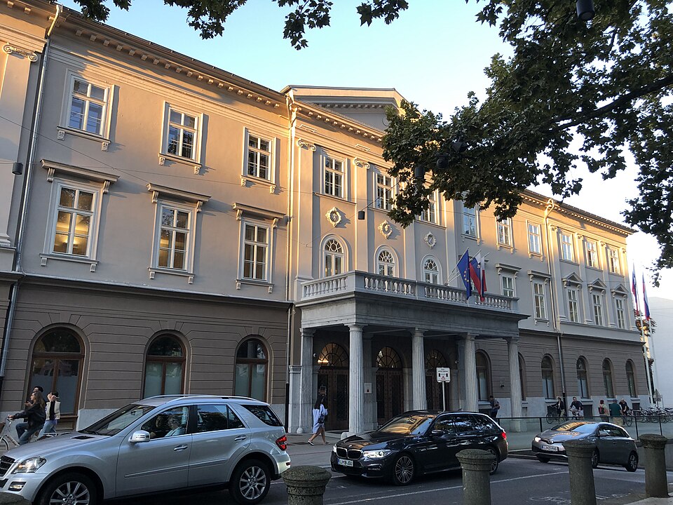 File:Palača Kazina.jpg