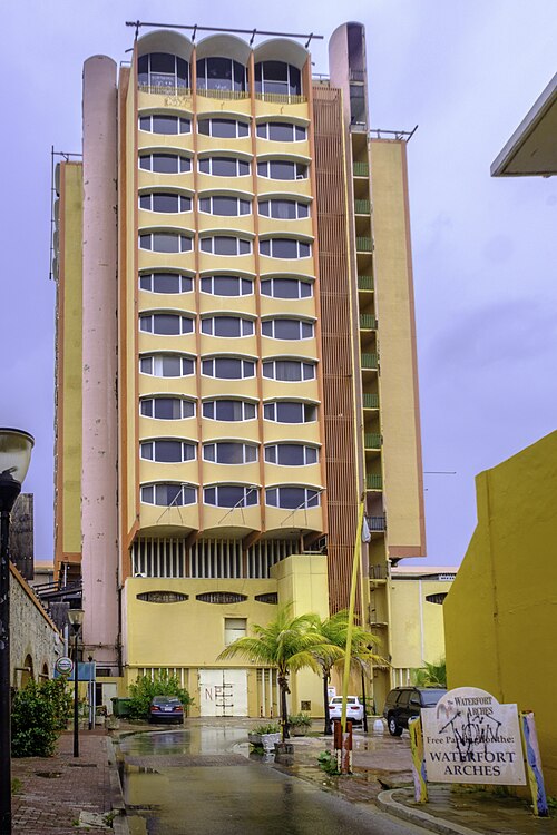 File:Plaza Hotel Curaçao - voorgevel.jpg