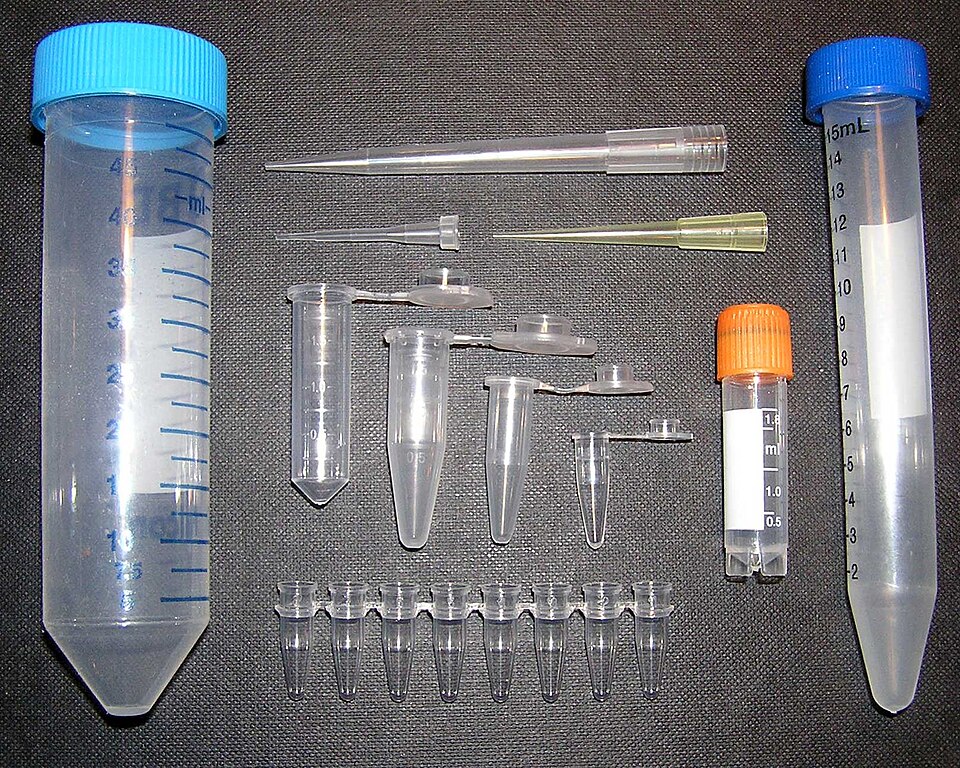 File:PolypropyleneItemsForLaboratoryUse.jpg