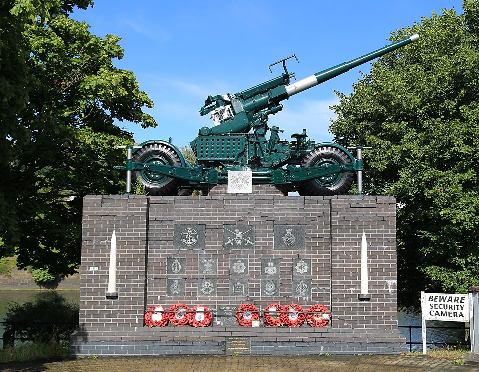 File:Anti-aircraft Gun War Memorial, Swansea.jpg