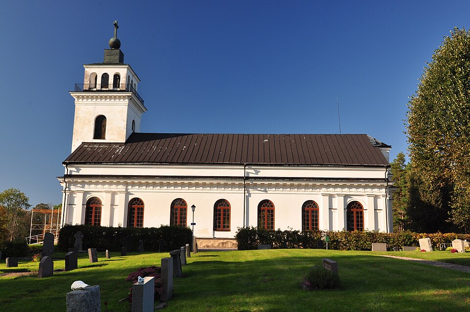 File:Forsmarks kyrka från sidan.jpg