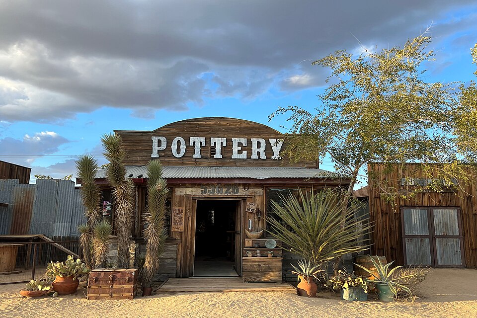 File:MazAmar Art Pottery Studio.jpg
