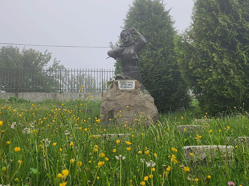 File:Sulltana Statue.jpg
