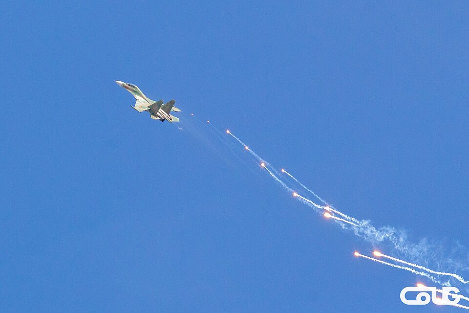 File:VPAF Su-30MK2 flares.jpg