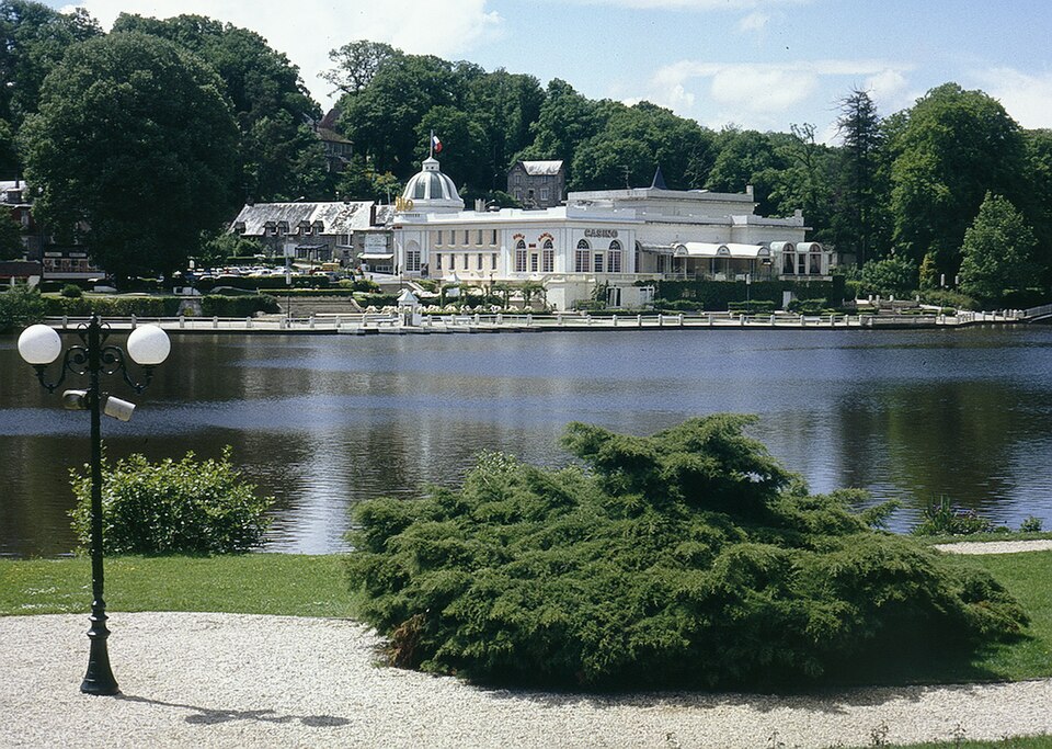 File:Bagnoles de L'Orne lac et casino.jpg